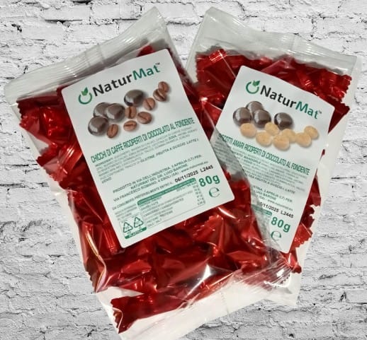 Scatola regalo con praline assortite al cioccolato fondente e latte, ripiene di chicchi di caffè e crema all’amaretto, confezionate per Natale